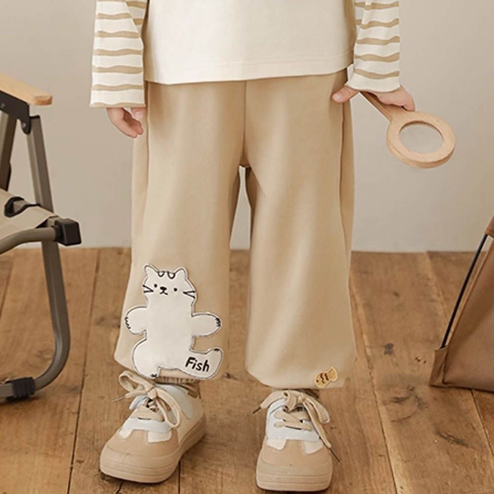 百搭休閒束口長褲-貓咪貼布繡-卡其色