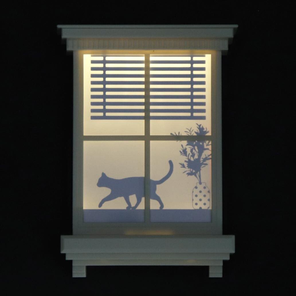 日本 TOYO CASE - LED 感應夜燈壁飾-窗戶剪影-白色百葉窗貓咪-10.5x15.7x2.5cm