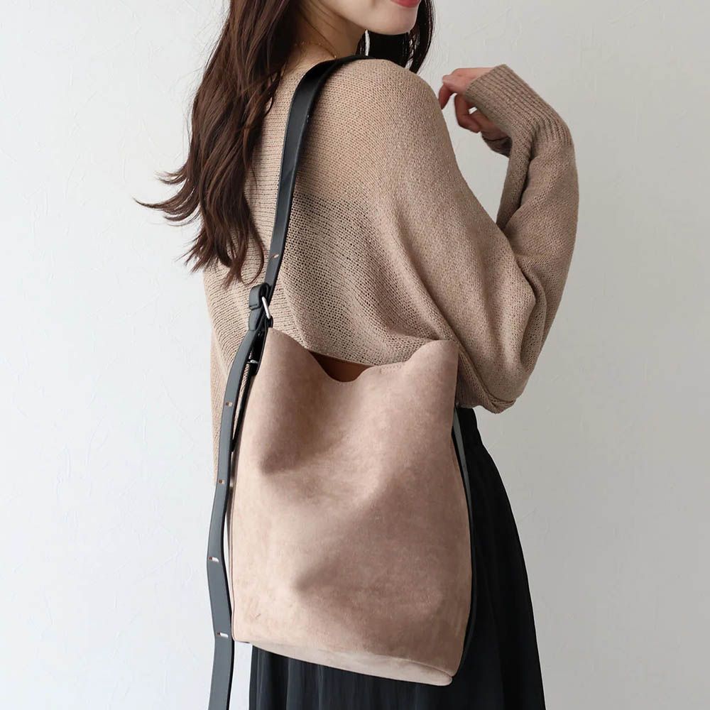 率性麂皮感大容量水桶造型側背包-淺卡其