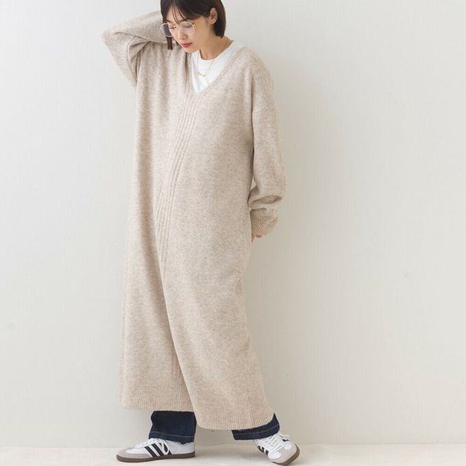 日本 OMNES - V領柔軟針織寬鬆感長袖洋裝-淺卡其