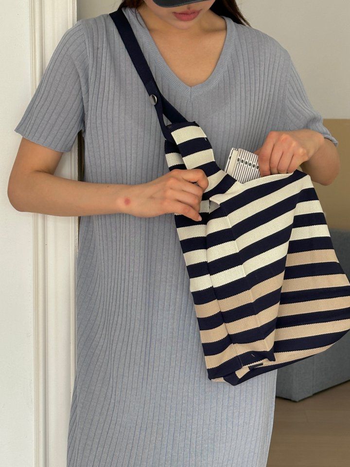 韓國 SOPHIENBONNE - 橫紋撞色針織手提/肩背包-米白X卡其 (M)