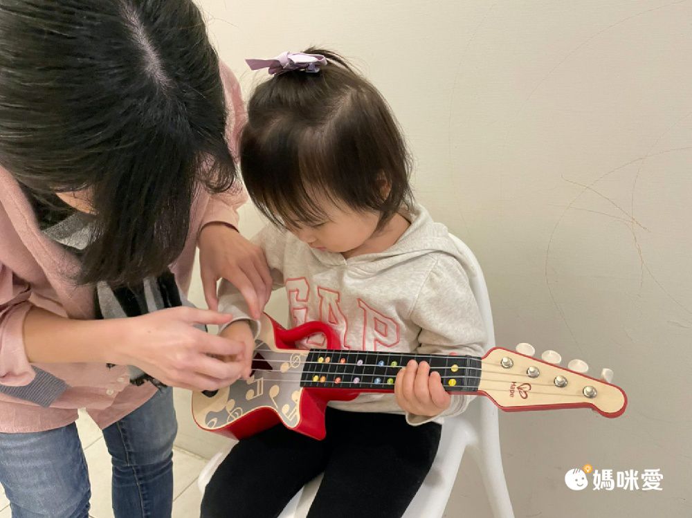 德國 Hape - 小小音樂家聲光學習烏克麗麗(紅)