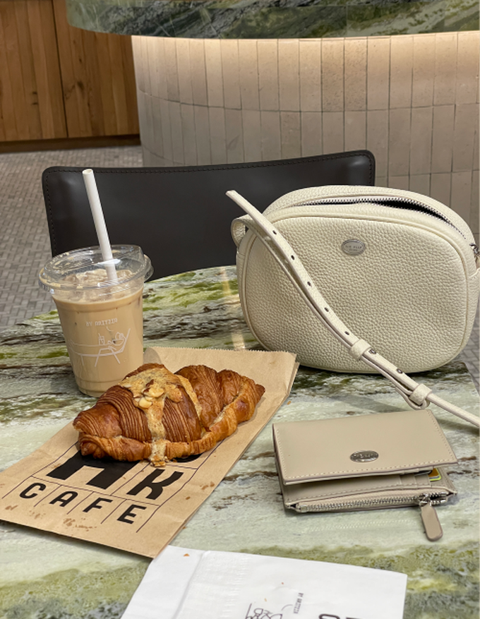 韓國 THEALLY - 簡約橢圓牛皮斜背包-焦糖咖