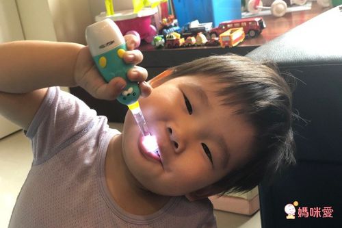如果家中寶貝每次刷不到一分鐘就說自己刷好了，那很推薦媽咪們可以選購有定時＆換位提醒的兒童電動牙刷，<em>2分鐘定時跟每30秒換位提醒</em>，幫助孩子建立正確潔牙時間觀念，輕鬆就刷好刷滿2分鐘～還能選搭配<em>LED照明設計</em>的款式，常常忽略的後排牙齒內、外側也照得亮晶晶！