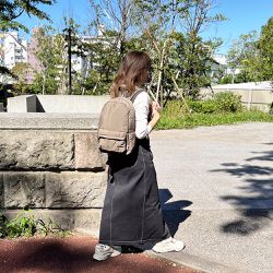日本BEEM - JOUET 空氣感縫衍超輕後背包-摩卡色