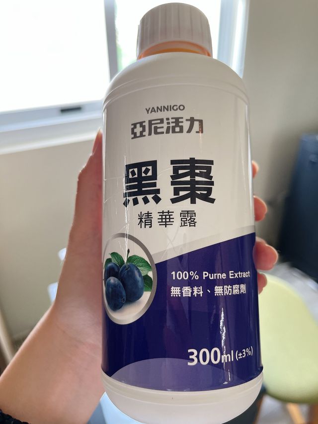 可以喝黑棗哦~
我都早上空腹喝，用溫熱水加一湯匙黑棗
喝一段時間就有覺得順暢很多👍
而且不是會讓肚子絞痛那種，都是很正常順暢的上廁所
這個黑棗成分很天然，沒有加糖跟防腐劑
所以懷孕哺乳或是給小朋友喝都很健康