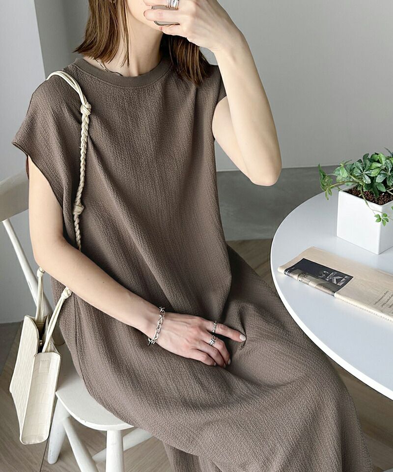 日本 Classical Elf - 極簡圓領修身無袖洋裝-黑