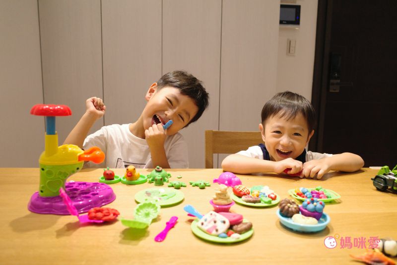 双美生活文創 - 3Q小麥黏土-歡樂甜點派對-內附6色小麥黏土+1本DIY教學手冊+1台冰棒製造機+10件甜點模具組+9件配件工具