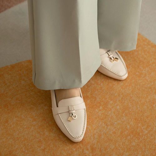 鎖釦裝飾矮跟樂福鞋(3cm)-象牙白