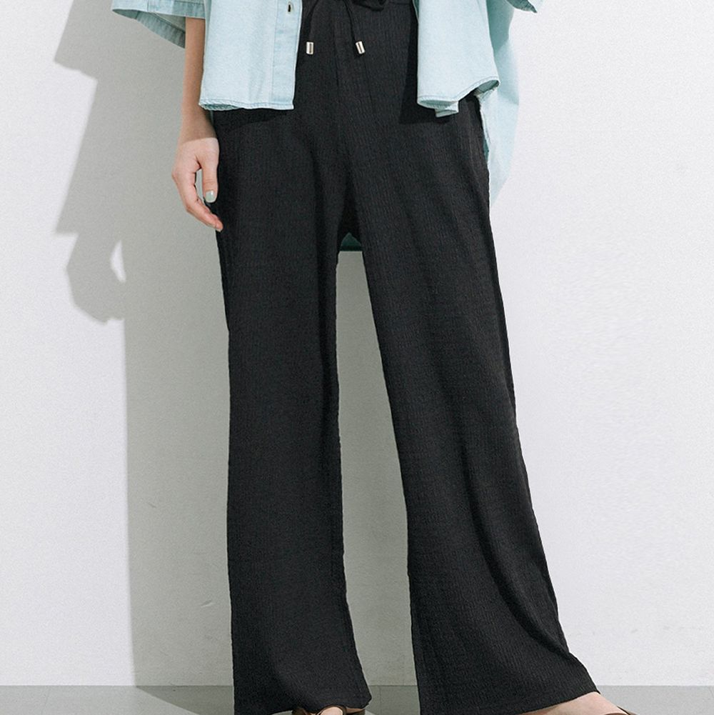 皺褶紋理清爽休閒感長褲-黑
