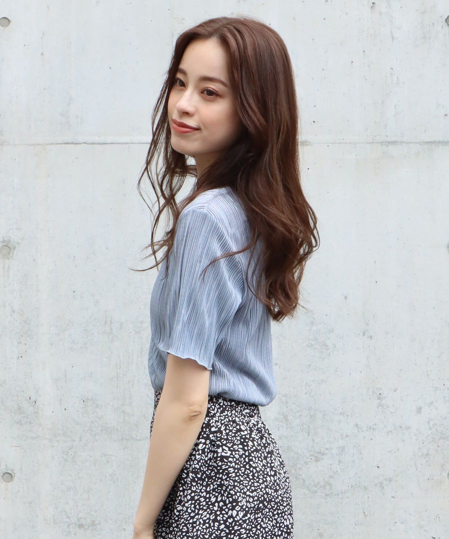 日本 BLUE EAST - 圓領貝殼紋光澤短袖上衣-卡其