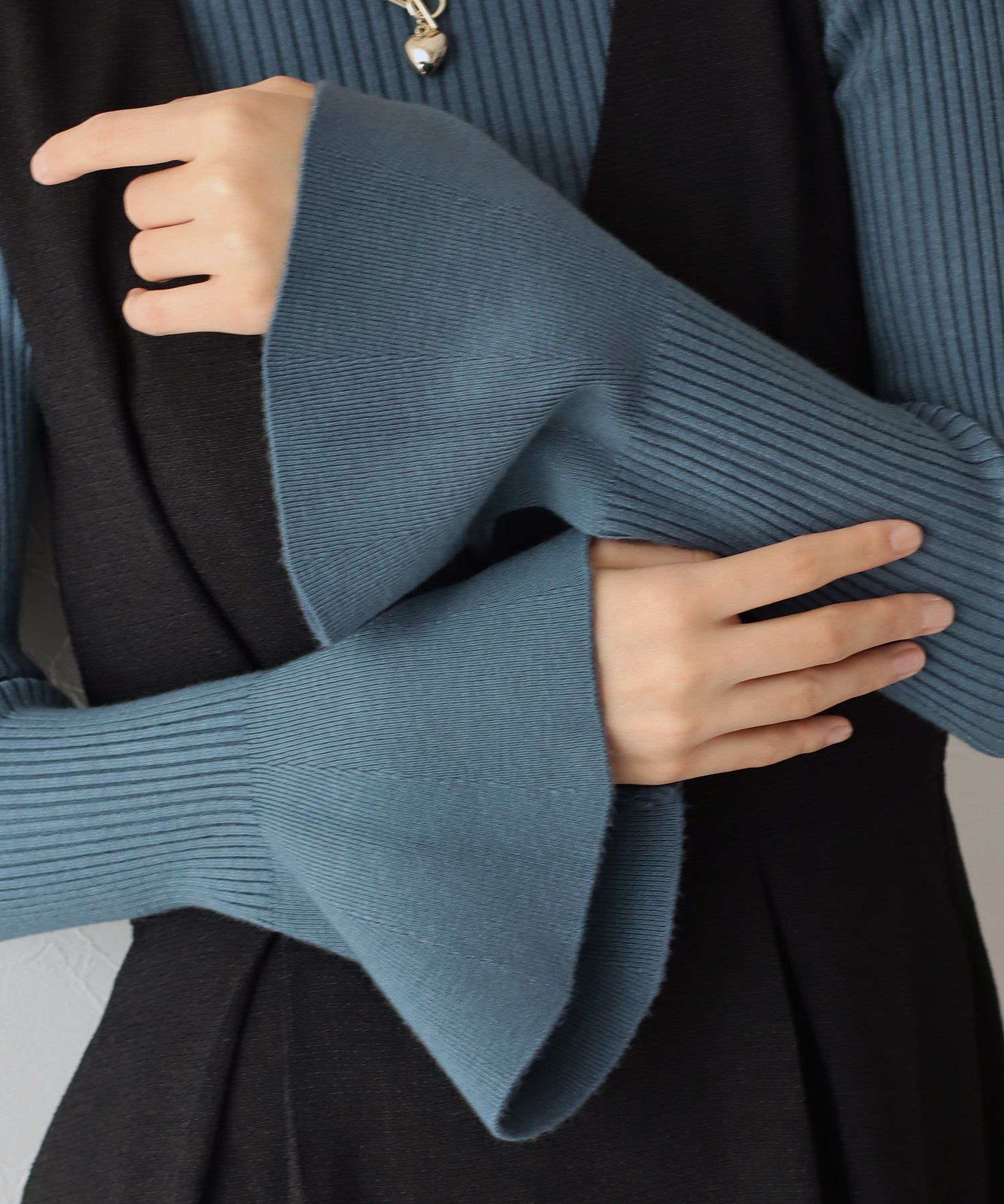 日本 BLUE EAST - 優雅喇叭袖細羅紋修身長袖上衣-藍