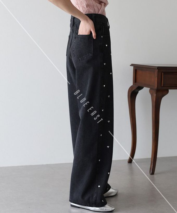 日本 BLUE EAST - 滿版愛心鉚釘高腰丹寧寬褲-淺藍