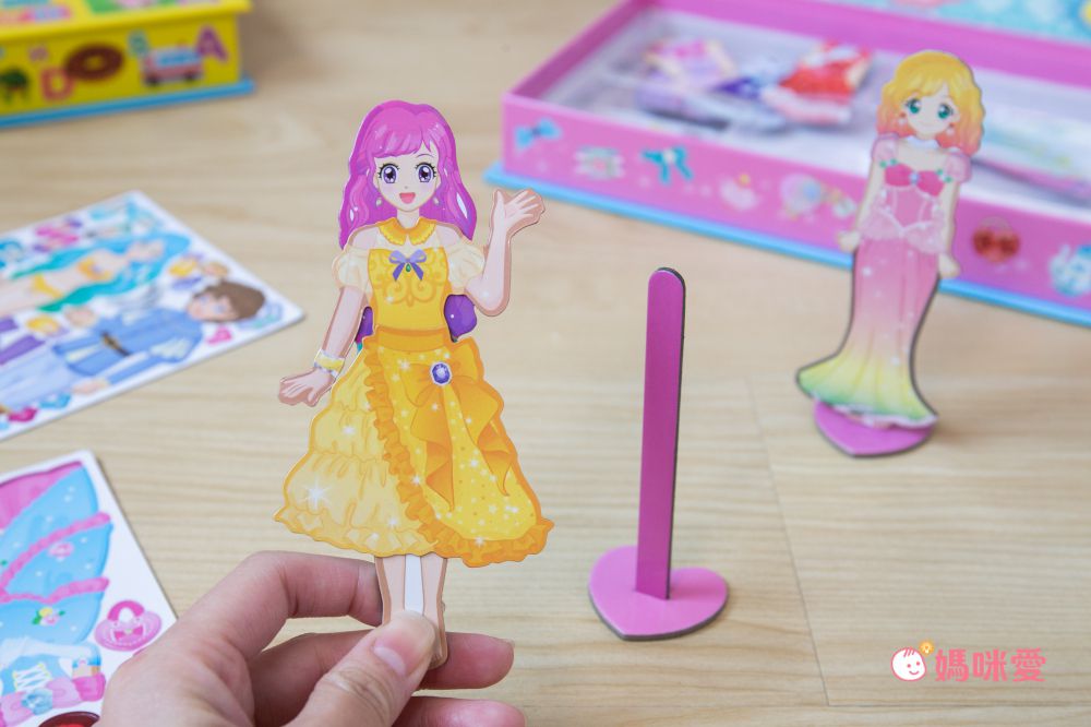 双美生活文創 - 超夢幻的公主變裝舞會  磁鐵遊戲盒-內含公主王子立體人偶4個+服裝配件磁鐵175個+夢幻換裝舞台1個