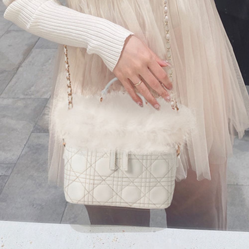 浪漫迷人毛毛絎縫側背小方包-象牙白 (F)