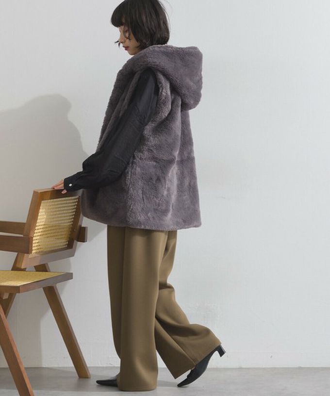 日本 ELENCARE DUE - 柔軟蓬鬆仿毛長版連帽背心(有口袋)-炭黑