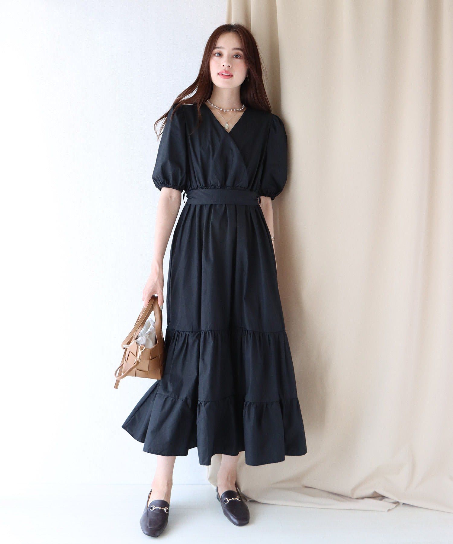 日本 BLUE EAST - 優雅小V領綁帶澎澎袖洋裝-奶茶棕