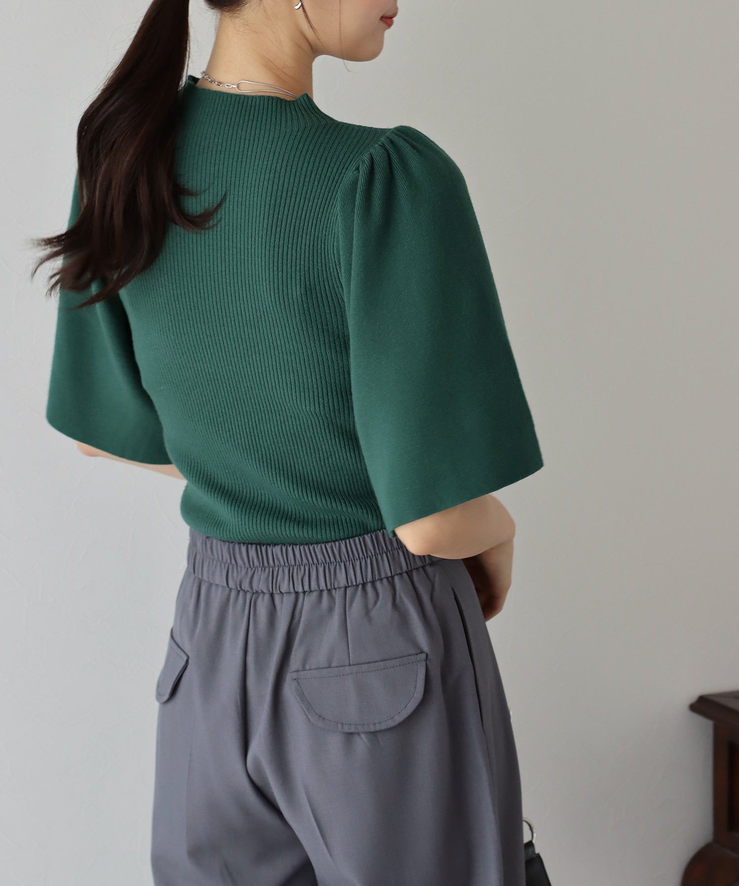 日本 BLUE EAST - 溫柔小立領羅紋五分袖上衣-深綠