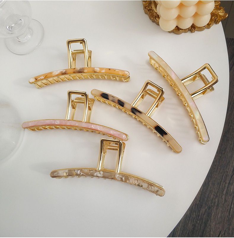 質感花紋金屬一字抓夾-焦糖色