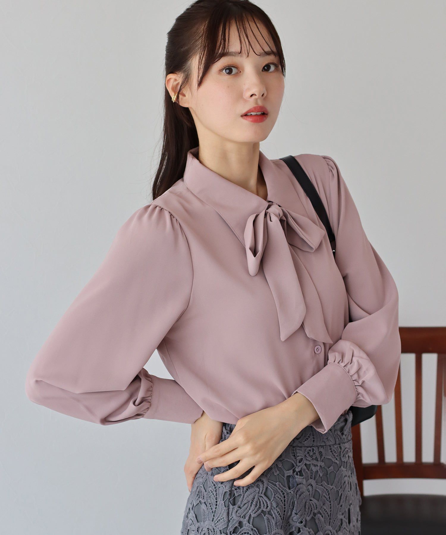 日本 BLUE EAST - 優雅紐結雪紡長袖襯衫-印花-淺杏