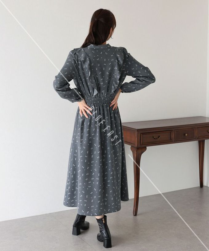 日本 BLUE EAST - 成熟摺邊典雅小花束腰長袖洋裝-深灰