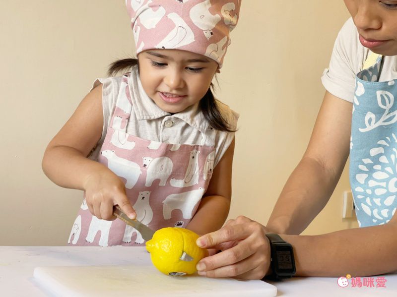 日本代購 - 印度棉大人料理圍裙(雙口袋)-狗狗散步-灰x黃