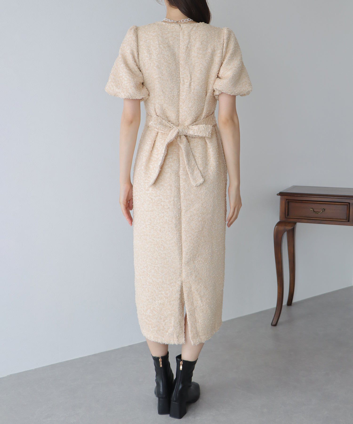 日本 BLUE EAST - 時尚抽鬚後綁帶泡泡袖洋裝-米杏