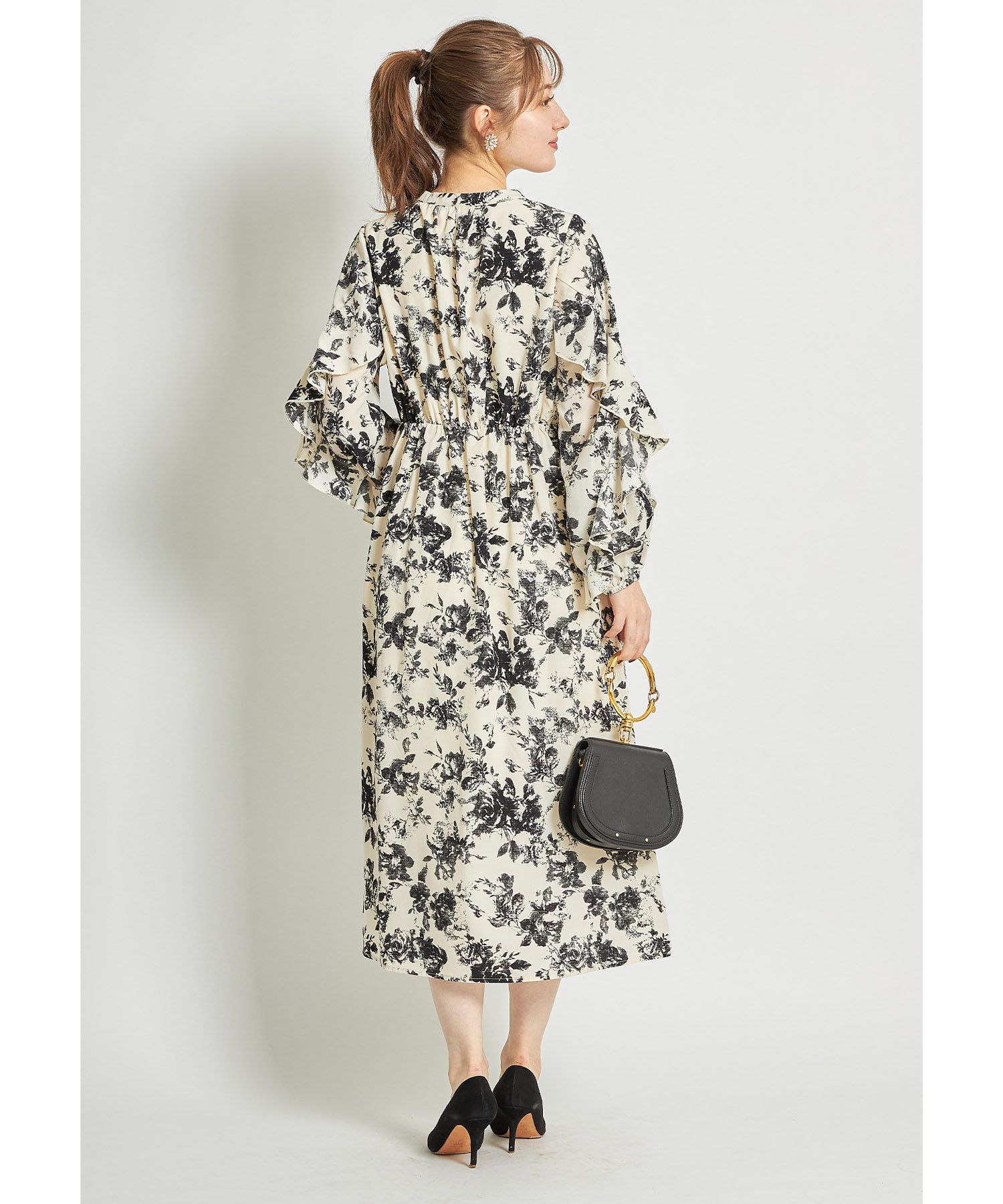 日本 tocco-closet - 優雅花朵波浪袖洋裝-粉膚杏