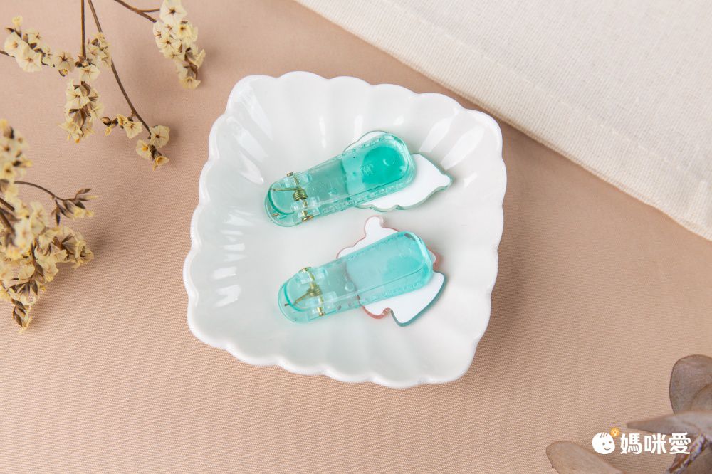 卡通透明壓克力髮夾2入組-眨眼女孩-綠色