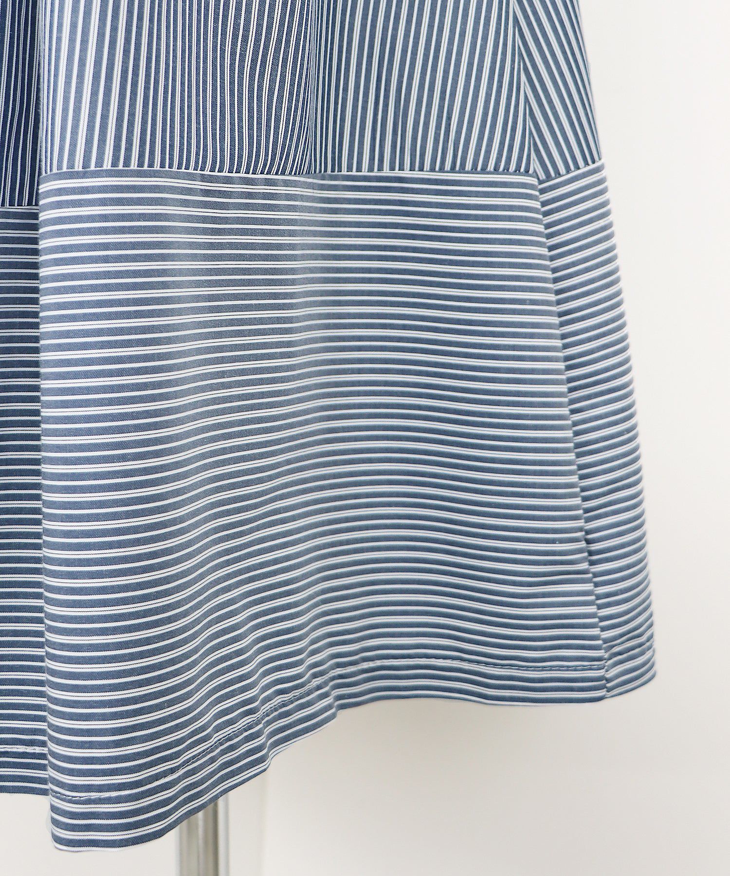 日本 BLUE EAST - 歐風質感條紋拼接修身長裙-綠x白