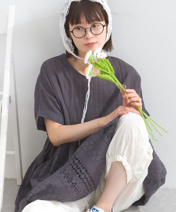 日本 Lupilien - 100%印度棉 柔美緹花長版短袖上衣-炭灰