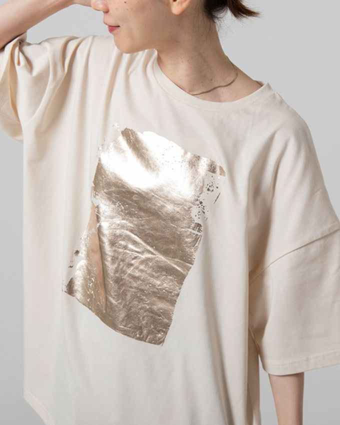 日本 gleam - 燙金光澤廓形寬版天竺棉短袖T恤-金x奶油杏