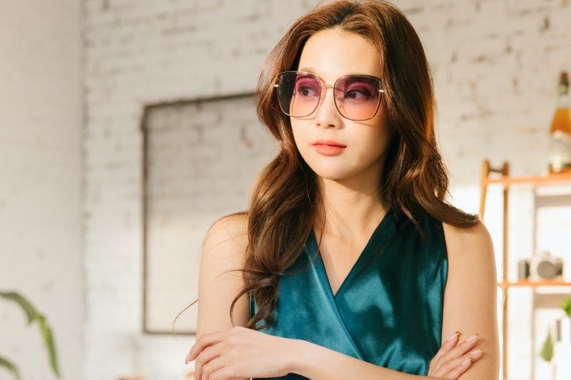 ALEGANT - 韓星愛用典雅茉莉灰粉貓眼金框墨鏡│UV400太陽眼鏡