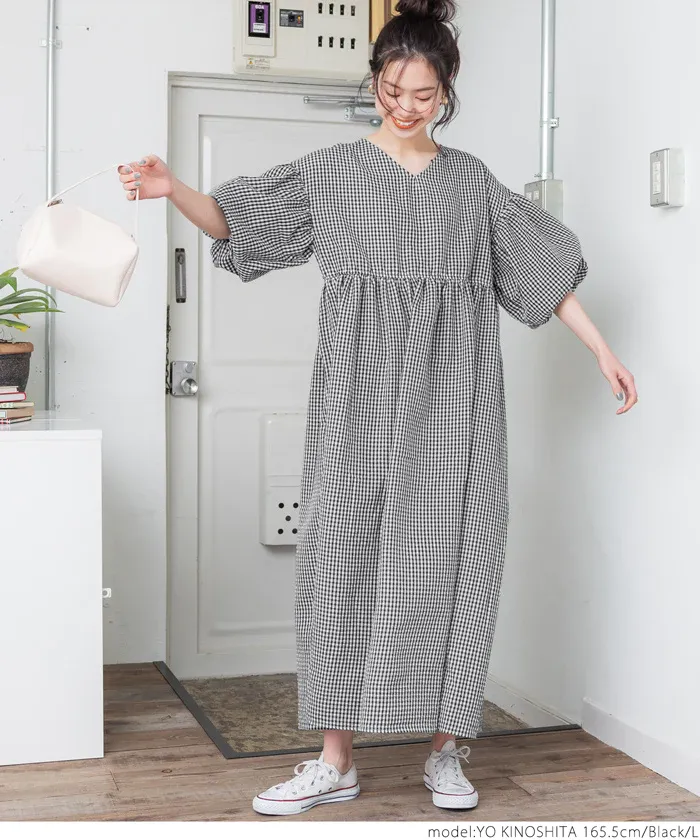 日本 COCA - V領收腰五分泡泡袖洋裝-格紋-黑