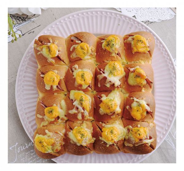 和平國際 - 鬆軟餡多！手撕方造型麵包-隨書附贈：22公分方形不沾烤模