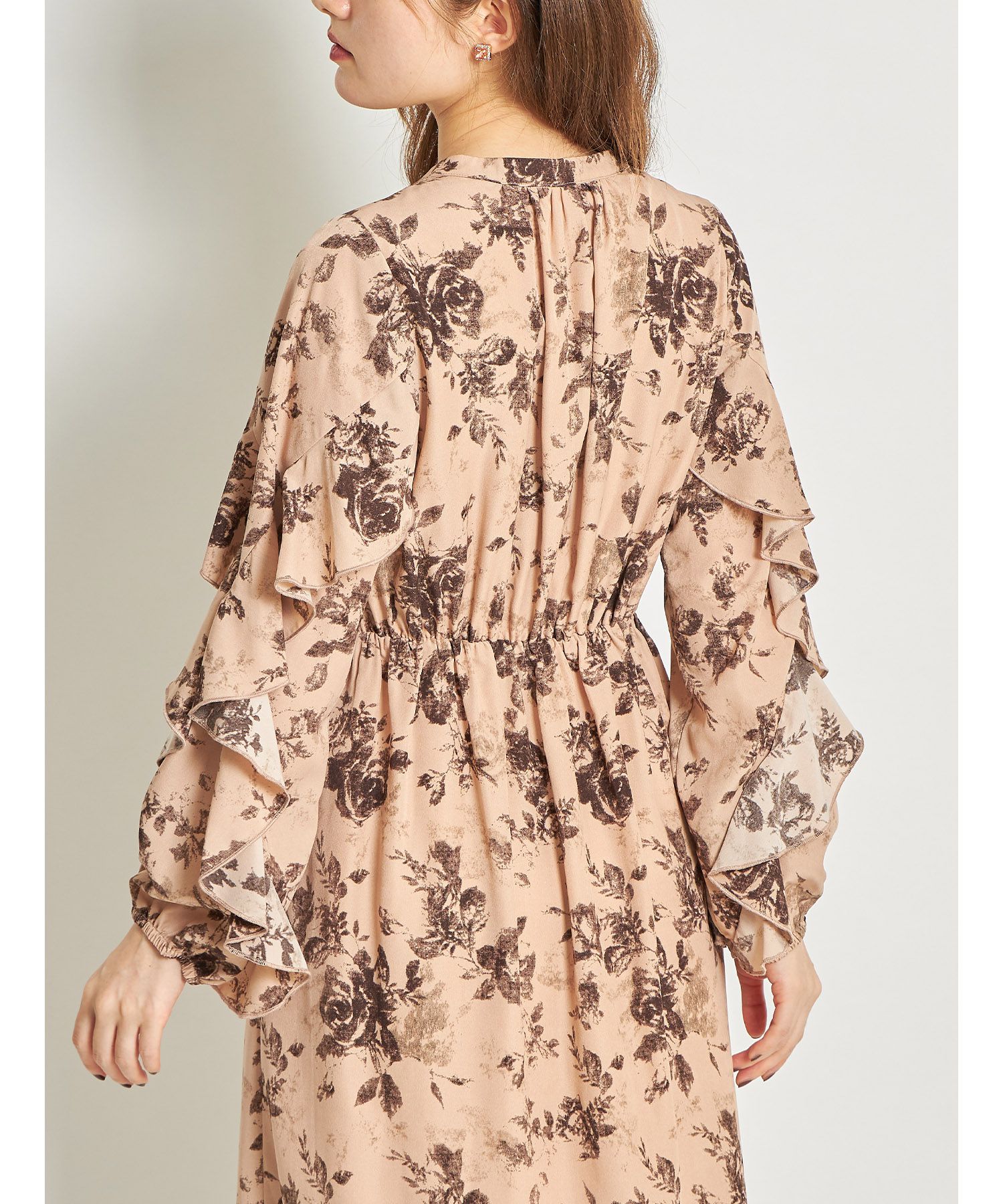 日本 tocco-closet - 優雅花朵波浪袖洋裝-粉膚杏