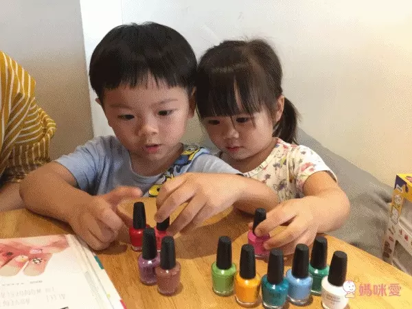 一撕即卸指尖派對-隨書附贈：12色MIT水性可剝式健康指甲油＋彩繪筆2支