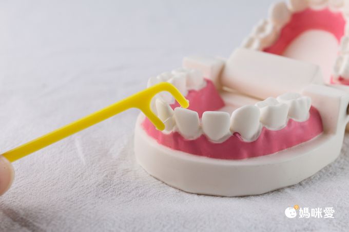 日本西松屋 - 幼童用牙線棒(6個月～)-黃-30入