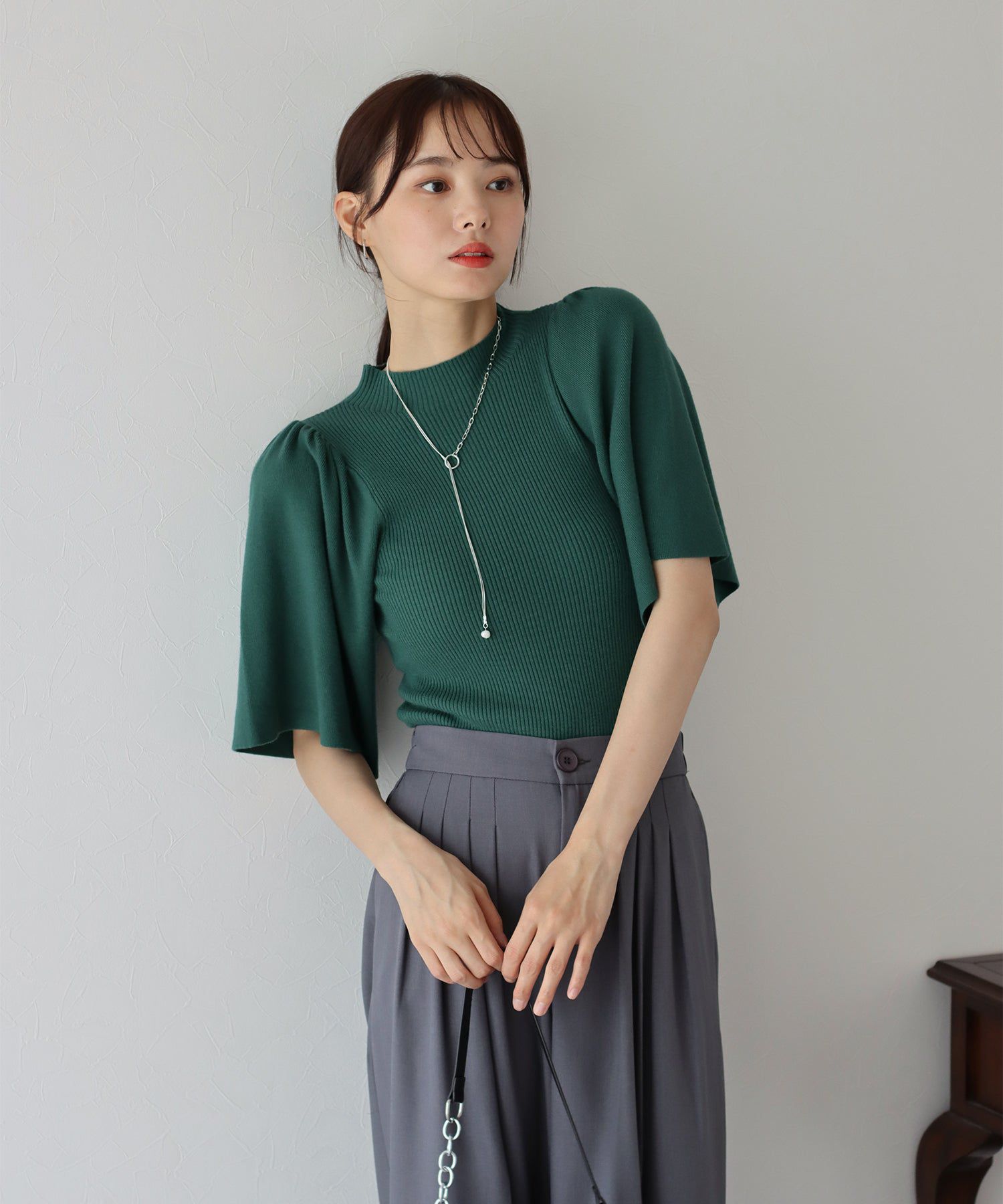 日本 BLUE EAST - 溫柔小立領羅紋五分袖上衣-深綠