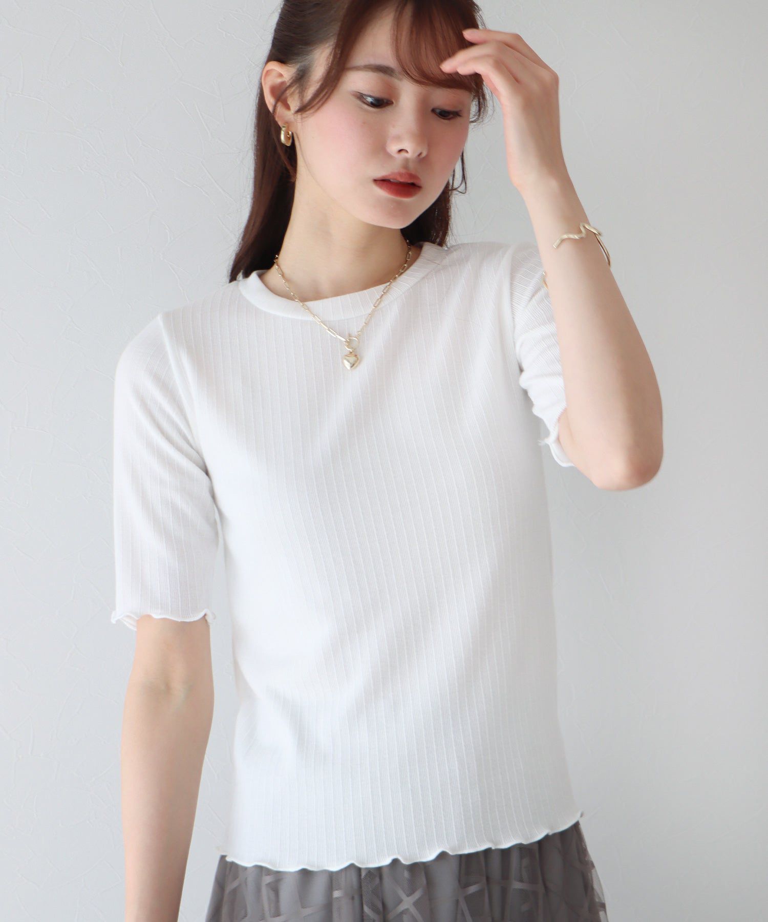 日本 BLUE EAST - 圓領彈性捲邊五分袖上衣-米杏