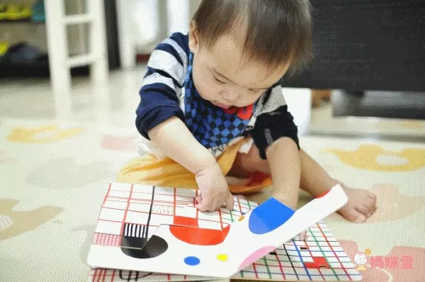 《小黃點》作者新作：創意塗鴉遊戲書！從「洞」裡激發孩子的想像力