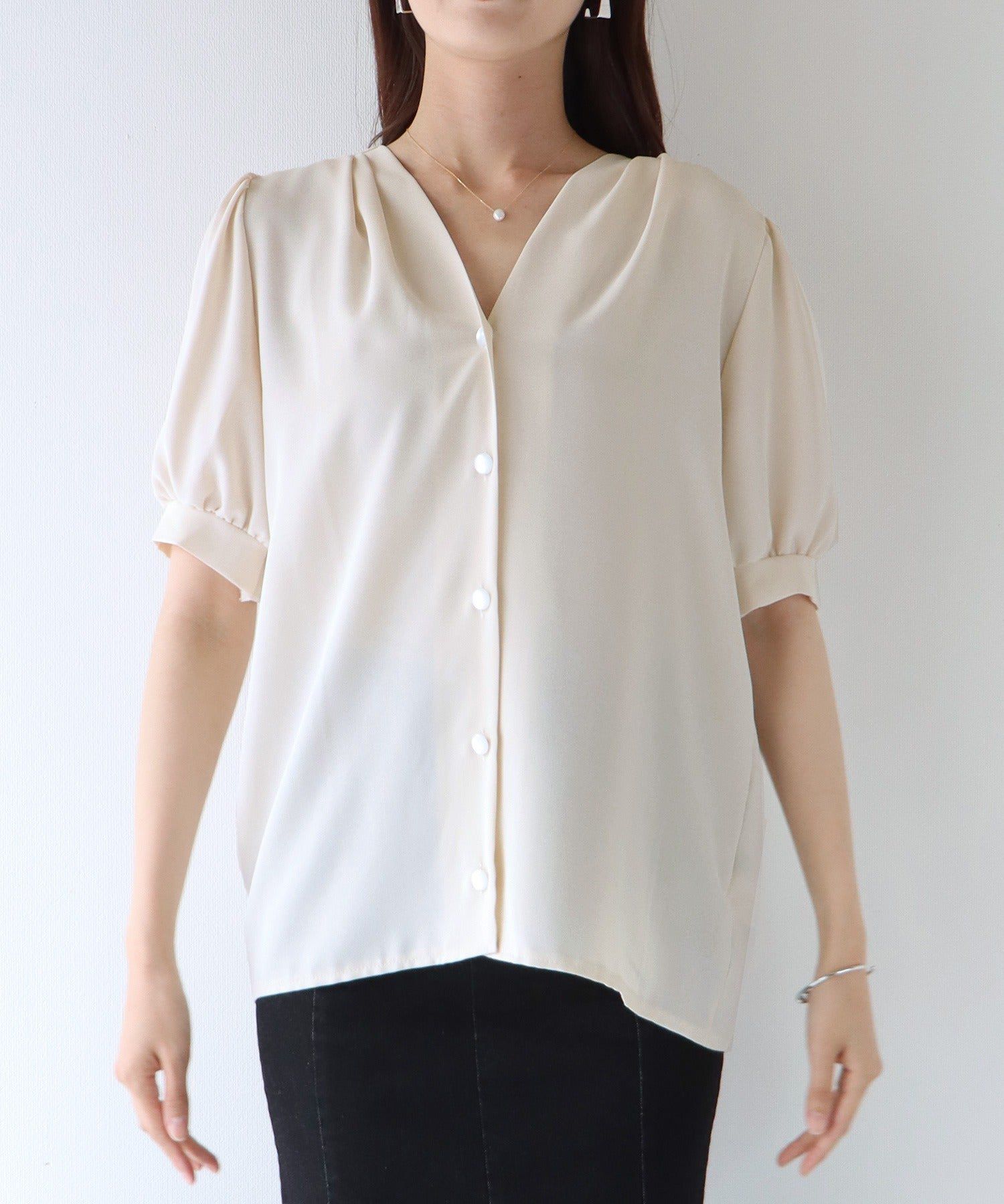 日本 BLUE EAST - 氣質V領珍珠釦短袖襯衫-淺米杏