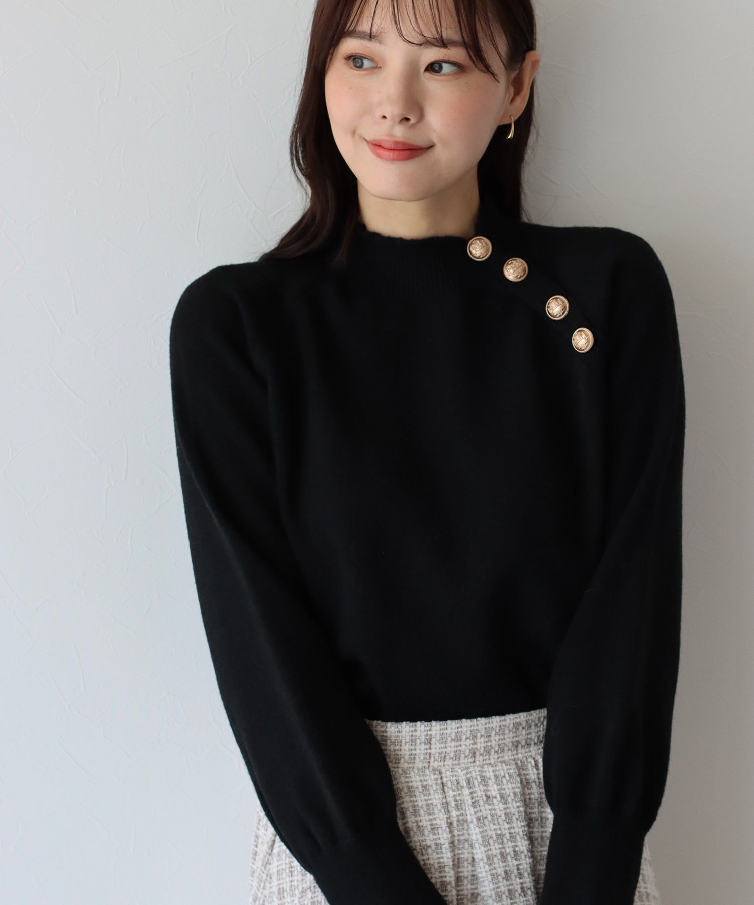 日本 BLUE EAST - 小圓金釦立領薄針織上衣-米杏