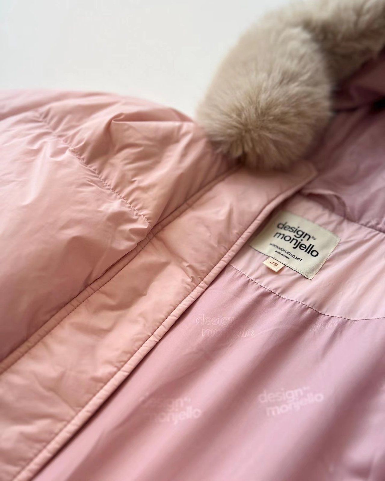 韓國 MONJELLO - (100%鴨絨)雪國來的長版羽絨外套-黑