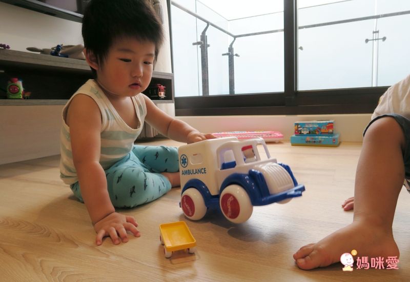 瑞典Viking toys - 醫療特派車(含2隻人偶)-28cm