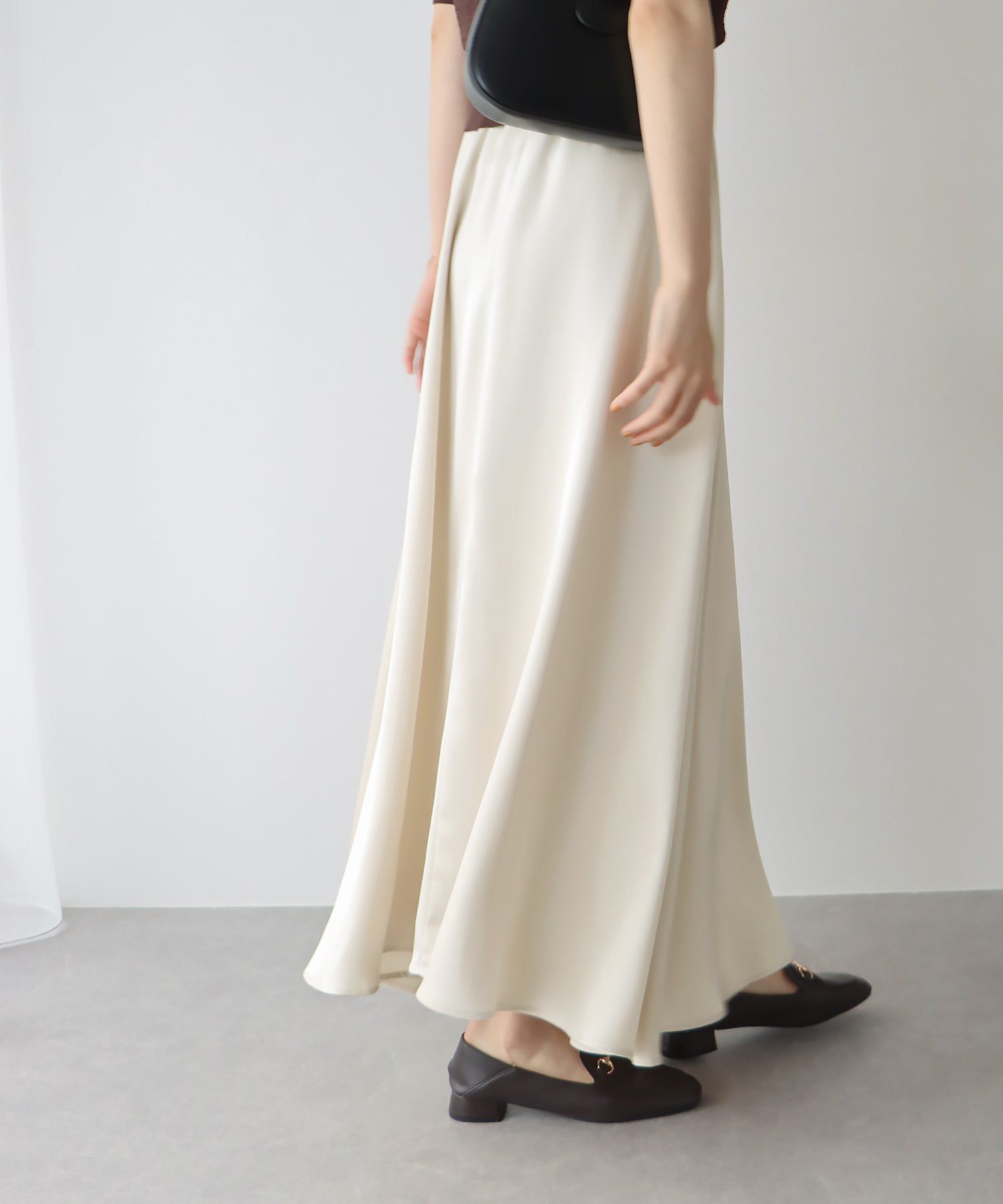 日本 BLUE EAST - 柔軟緞面光澤修身長裙-淺米杏