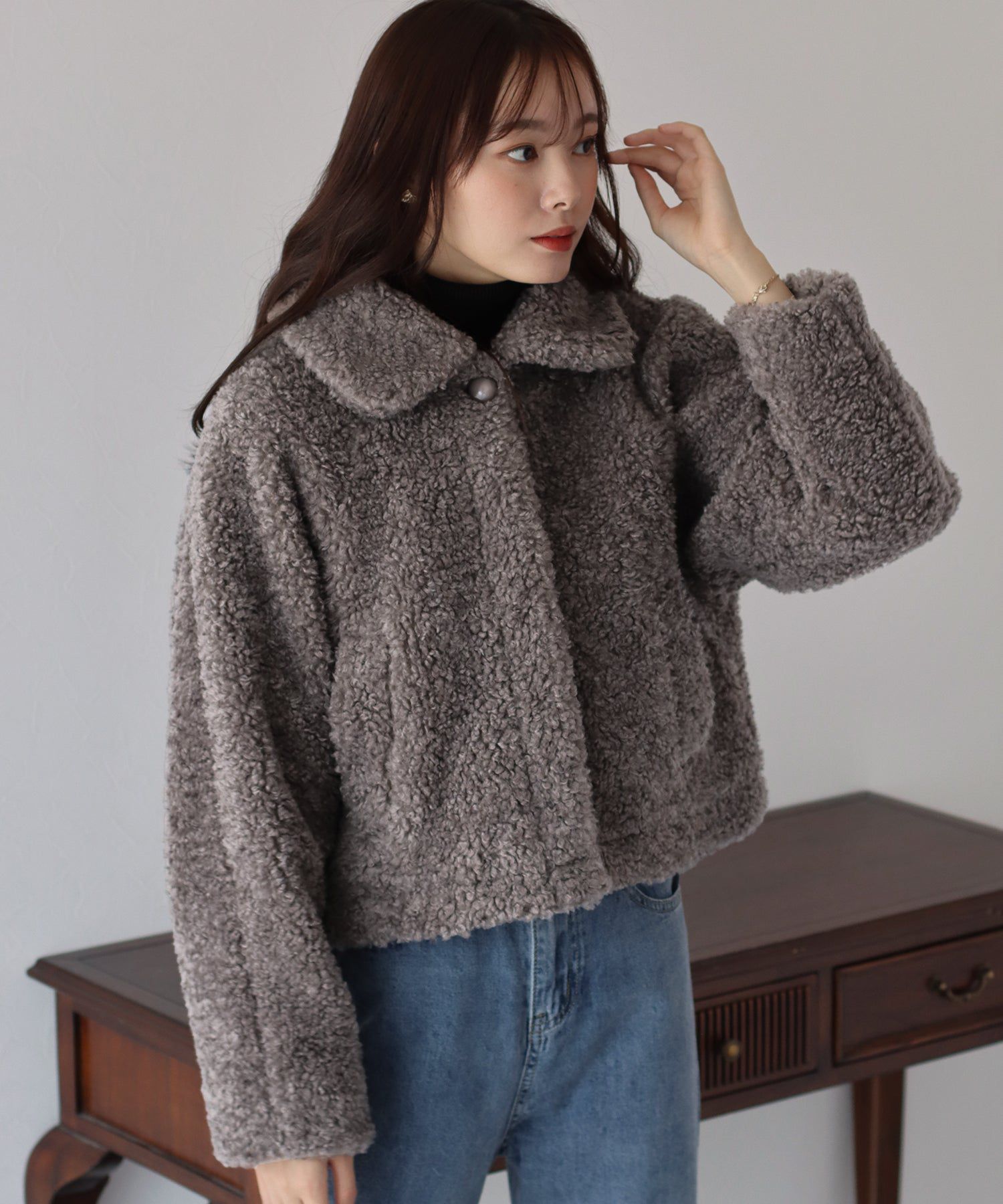 日本 BLUE EAST - 輕盈絨毛圓領短版外套-深咖啡