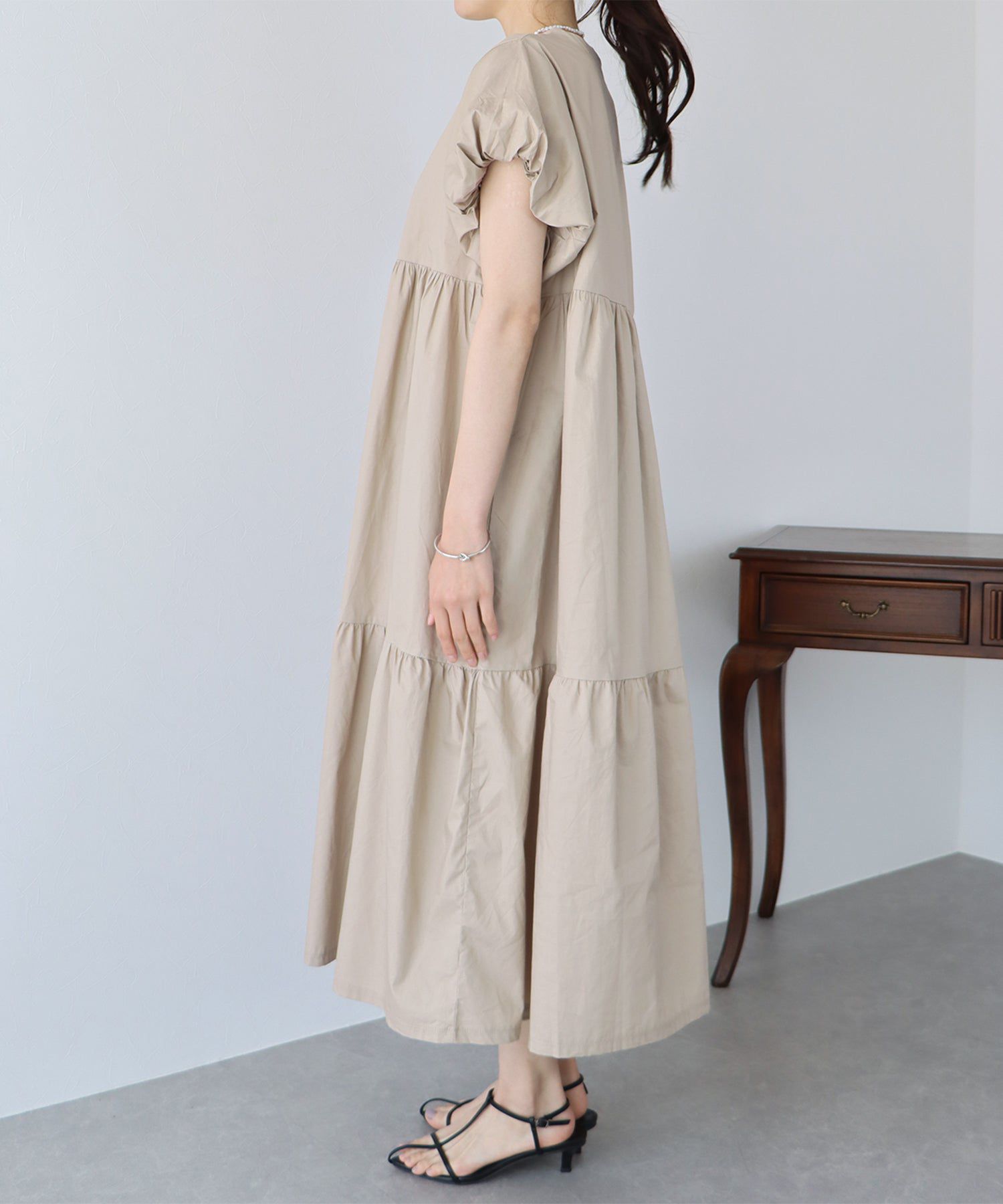 日本 BLUE EAST - 優雅的她泡泡袖洋裝-經典黑