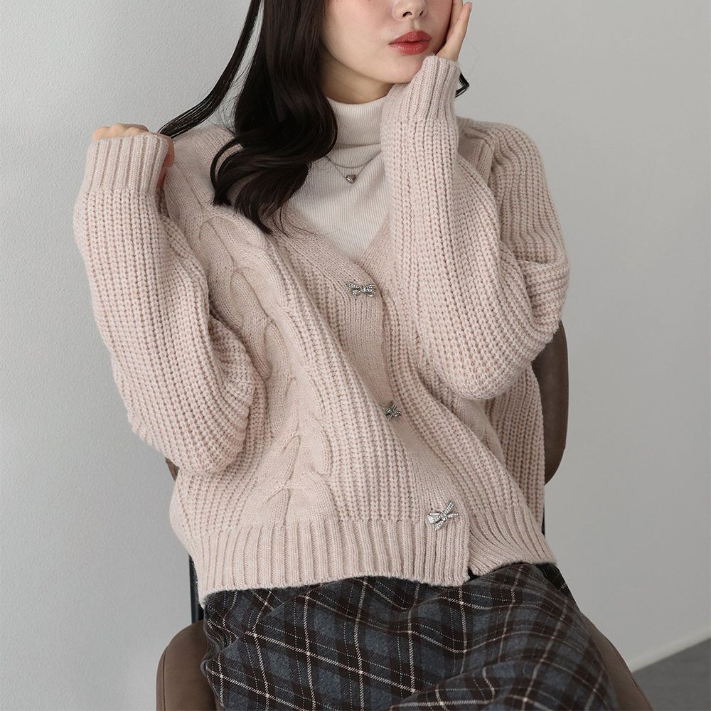 蝴蝶結寶石V領麻花粗編開襟衫-嬰兒粉 (M)