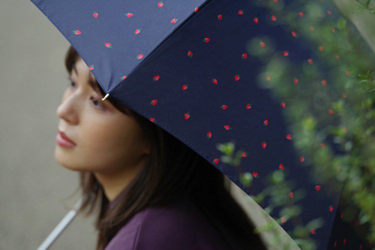 日本 nifty colors - 抗UV輕量 晴雨兩用折疊傘-美味櫻桃-陽光黃 (直徑98cm/195g)